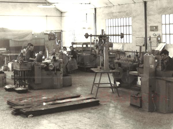 interior de una fabrica de cuchillos antigua